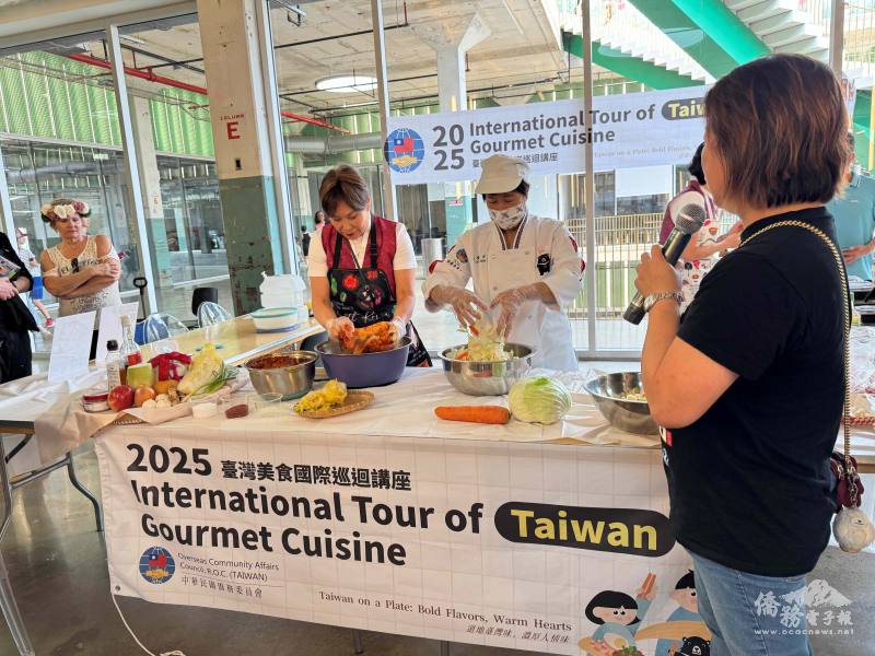 韓國主廚Hwa-Kyong Perrault(左1)及臺灣主廚連愛卿(右1)趁這難得機會切磋交流