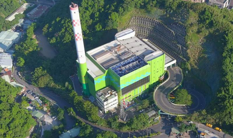 「新北市政府環境保護局新店垃圾焚化廠」運用咖啡渣及廢木頭木屑進行堆肥之體驗，引導民眾落實生活減廢及資源循環永續之行動