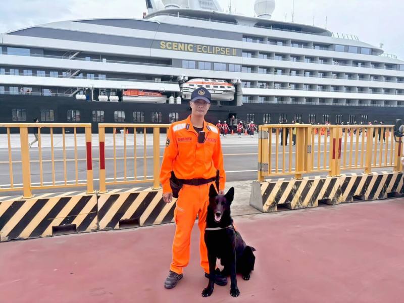 在花蓮港執行國際郵輪安檢任務及查緝毒品槍械重任的偵搜犬鐵諾，值勤時冷靜沉著，守護國門，海巡弟兄視牠為最值得敬禮的英雄。（海巡署東部分署提供）