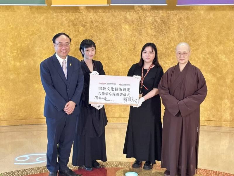 交通部觀光署長周永暉（左1）與世界宗教博物館發展基金會執行長釋顯月法師（右1）22日簽署觀光合作備忘錄，整合雙方觀光資源，推廣知性之旅，吸引國內外旅客到訪。（觀光署提供）