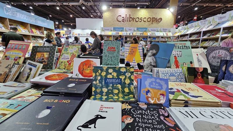 台灣繪本「他們的眼睛」西文譯作為Miradas，於阿根廷出版社 Calibroscopio 國際書展攤位亮相，精緻雙色插圖與富含哲思的內文吸引當地專業觀眾與讀者注目