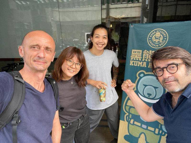 為拍攝「TikTok：影響下的社群」，導演德關代（右1）首次來台進行5天拍攝。他表示，很希望能著墨更多台灣，如聚焦全民國防的黑熊學院就是遺珠之憾。拍攝團隊攝影師Henry Marquis（左1）、協調製作人陳陛瑄（左2）、攝影助理文國平（右2）。（製作團隊提供）