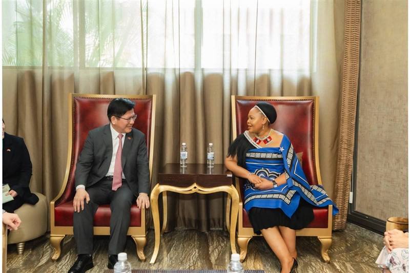 Taiwan Foreign Minister Lin Chia-lung (left) speaks with his Swazi counterpart Pholile Shakantu. Photo courtesy of the Ministry of Foreign Affairs April 23, 2025