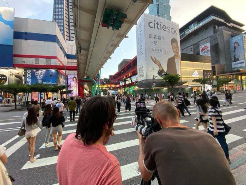 「TikTok：影響下的社群」法國導演德關代告訴中央社，台灣是中共資訊戰的首要目標，台灣政府與多數民眾都完全意識到認知戰的風險並採取行動。來台拍攝是他讓歐洲觀眾更了解台灣民主重要性的方式。（製作團隊提供）