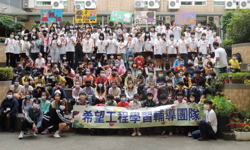 希望工程學習輔導團隊舉辦的假日營隊，吸引超過上百位的小朋友熱情的參與