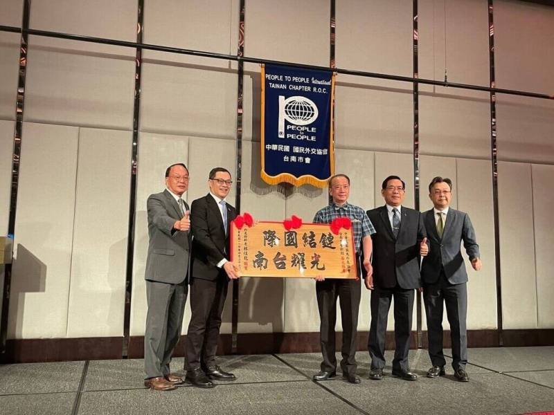 外交部政務次長陳明祺（左2）22日晚間代表外交部長林佳龍出席「中華民國國民外交協會台南市會」月例會，並致贈匾額。（外交部提供）