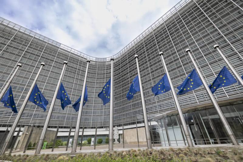 歐盟3大機構包括執委會、理事會和歐洲議會21日在布魯塞爾及史特拉斯堡的總部均降下半旗，向教宗方濟各的辭世致哀。圖為執委會總部。（歐盟提供）