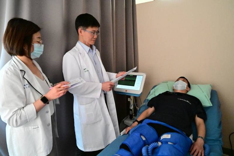 亞洲大學附屬醫院心臟內科主治郭勛南（左2）表示，體外反搏治療為非侵入性的心血管治療技術，主要用於改善心臟血流，對於患有穩定性心絞痛或心臟病的患者特別有效。圖為示意圖，與內文無關。（民眾提供）