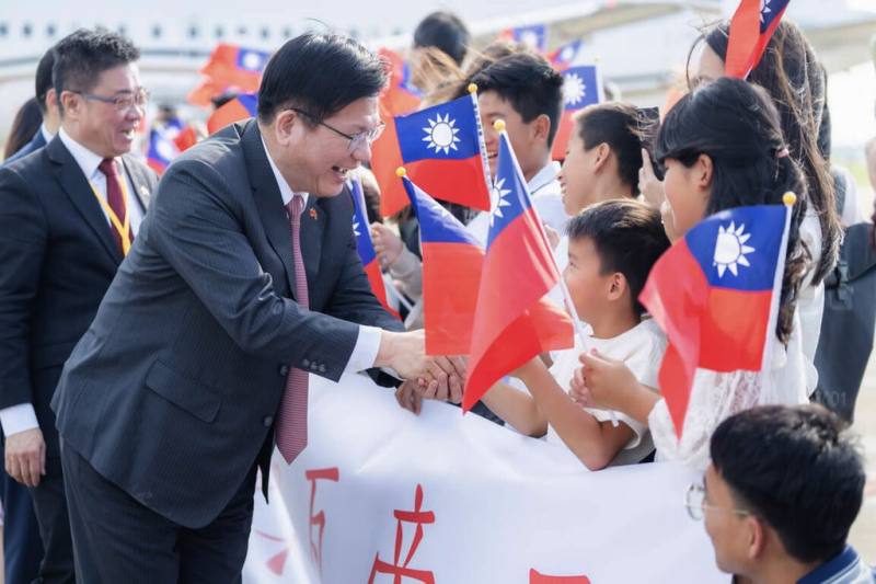 外交部長林佳龍（左2）以總統特使身分出訪史瓦帝尼王國，於當地時間22日下午抵達史國，非洲南部地區僑胞熱情歡迎特使團。（外交部提供）