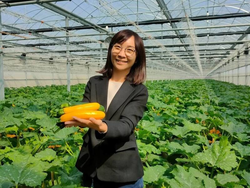 嘉義縣鹿草鄉盛產櫛瓜，鄉長嚴珮瑜（圖）2024年開始推動農業六級化產銷鏈結計畫，並獲國發會地方創生資源挹注舉辦教育課程，要讓農產品附加價值回歸農事生產者。（鹿草鄉公所提供）