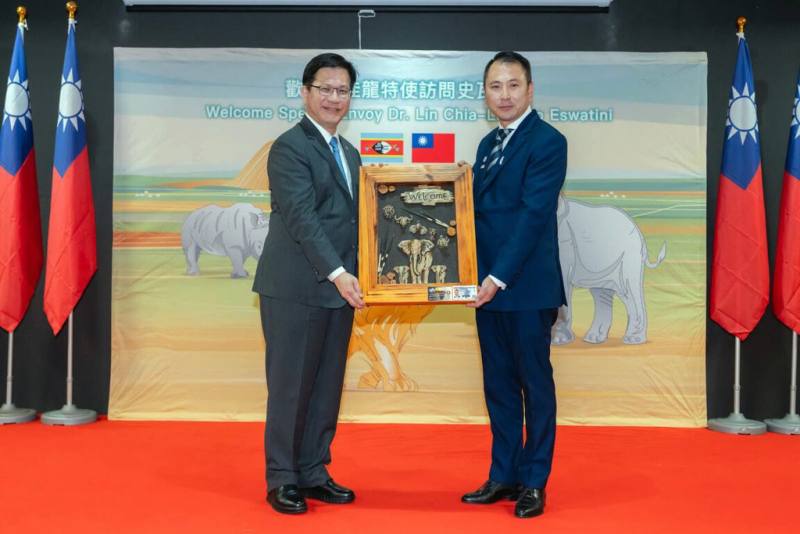 外交部長林佳龍（左）以總統特使身分出訪史瓦帝尼王國，於當地時間22日下午抵達史國，晚間與非洲南部地區台僑餐敘，非洲台灣商會聯合總會總會長陳智敏（右）代表僑民致贈非洲意象禮品。（外交部提供）