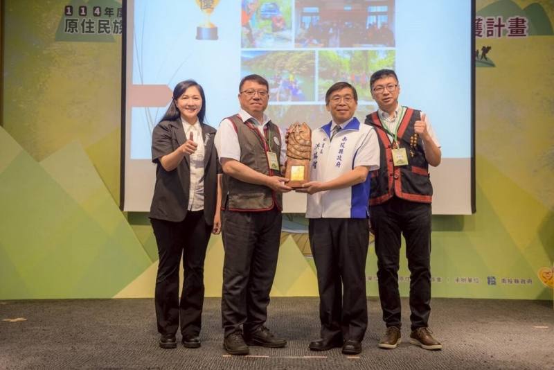 原住民族委員會22日在南投縣埔里鎮辦理「原住民族土地古道遺址、生態及環境調查維護計畫」教育訓練暨評鑑頒獎，其中南投縣政府獲頒計畫績優單位，由原民會副主委杜張梅莊Adralriw Abaliusu（左2）頒獎，南投縣政府秘書長洪瑞智（右2）代表接受。（原民會提供）