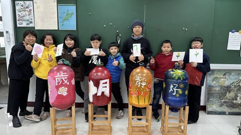 老師與學生自製手繪彩色浮球燈合影