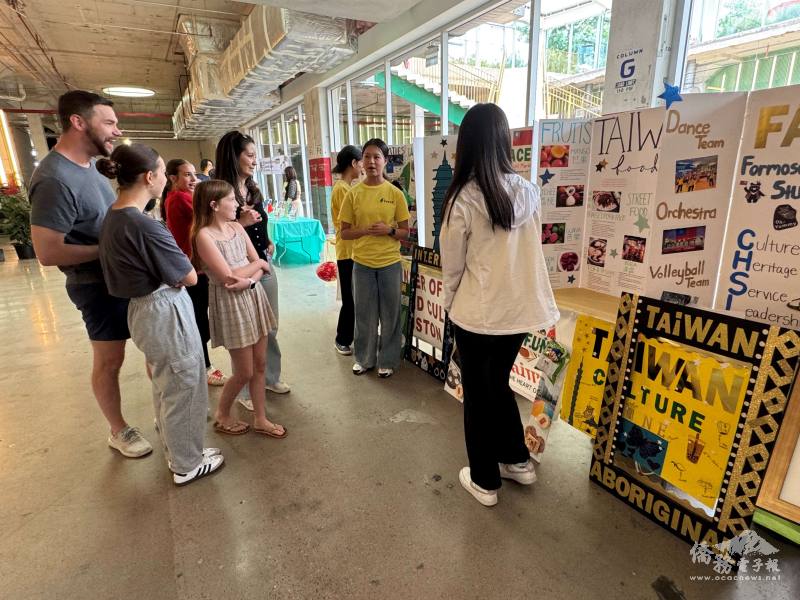 FASCA學員擺攤向外國友人介紹談臺灣文化並宣介聲援臺灣參與WHA