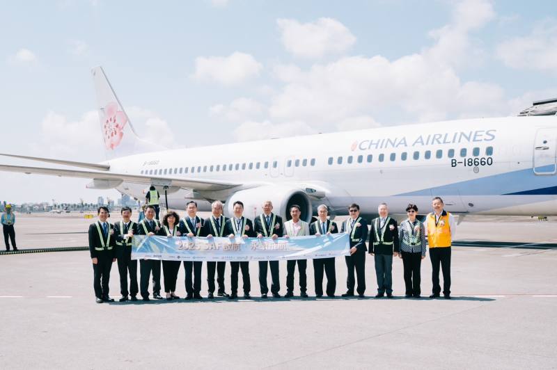 國籍航空公司首度在國內添加永續航空燃油SAF，交通部長陳世凱（中）與參加啟動儀式的來賓在剛添加完SAF的華航班機前合影。