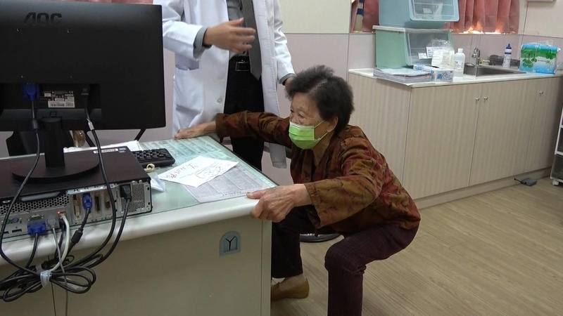 91歲陳阿嬤雙膝關節嚴重退化，因罹患三高、心律不整，先治療心臟後，再進行人工膝關節置換手術，術後阿嬤恢復狀況良好，能自在走路，還能輕鬆深蹲