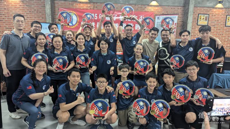 「蕭子豪紀念盃」板網球賽，五個組別的冠亞軍隊伍一同合影