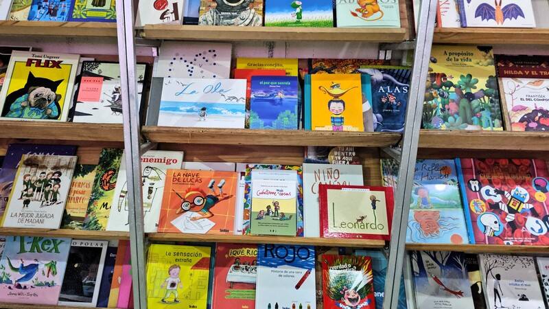 阿根廷出版商Calibroscopio 攤位亞洲繪本專區中，擺放多本來自台灣知名插畫家幾米的繪本作品如「微笑的魚」、「擁抱擁抱」、「真的假的啊？」等，顯示台灣圖文創作進入西語市場的魅力