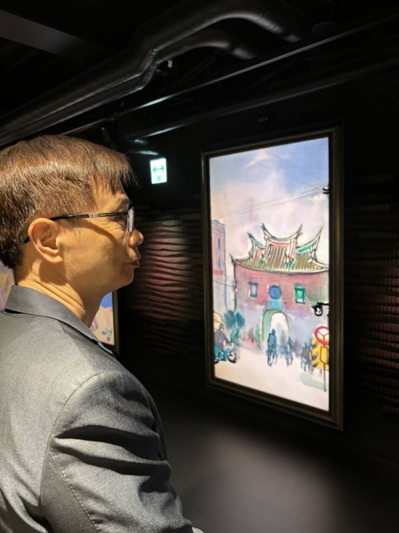 玉山數位科技株式會社策劃展出TECH WORLD館設有AI藝廊，以創新科技展示台灣藝術家作品，玉山數位科技株式會社榮譽會長黃志芳參觀