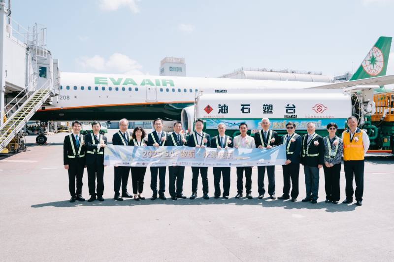 國籍航空公司首度在國內添加永續航空燃油SAF，交通部長陳世凱（中）與參加啟動儀式的來賓在剛添加完SAF的長榮班機前合影。