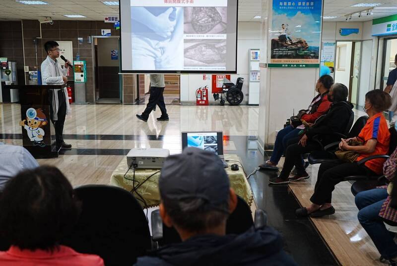 屏東醫院大直腸肛門外科醫師楊博翔（左）表示，腹部切口疝氣是腹部手術後常見併發症，手術時腹壁縫合不確實或手術切口過大，會導致術後切口疝氣發生率增高，術後感染也會延長癒合時間，導致腹壁肌肉結構未能恢復正常，形成疝氣風險增加