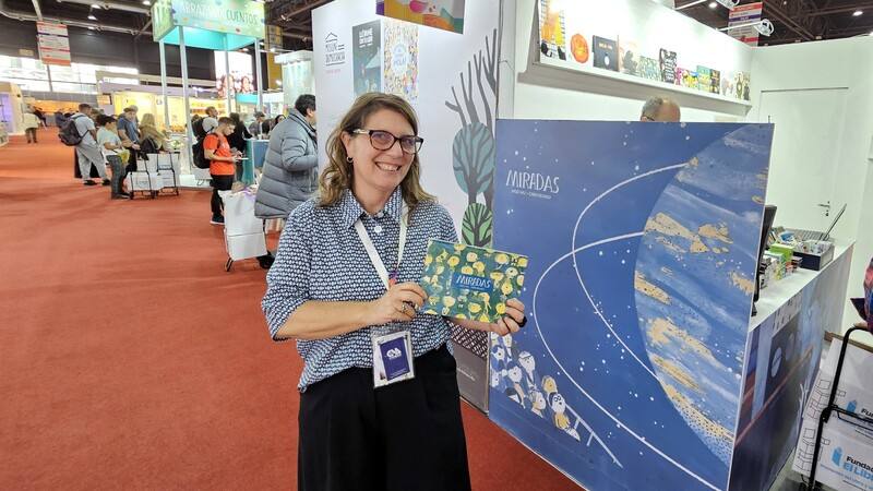 阿根廷獨立出版社 Calibroscopio 主編威廉手持Miradas，（原名他們的眼睛）台灣繪本，於攤位繪本看版前合影，高度肯定台灣創作