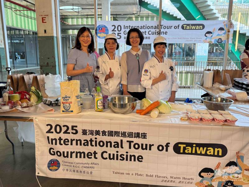 駐休士頓辦事處處長蕭伊芳(右2)感謝僑委會遴派2位主廚為外國友人帶來臺灣美食