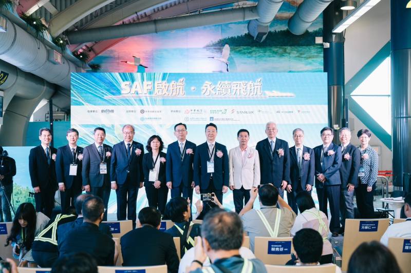 國籍航空公司首度在國內添加永續航空燃油SAF，交通部長陳世凱（中）與參加啟動儀式的來賓合影