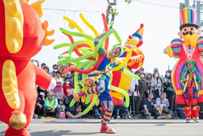 新北市立鶯歌陶瓷博物館表示，26、27日將連辦文創生活市集，另外，街藝表演有雜耍特技、奇幻魔術秀、泡泡秀、亂打秀等多元節目，歡迎民眾共襄盛舉。（陶博館提供）