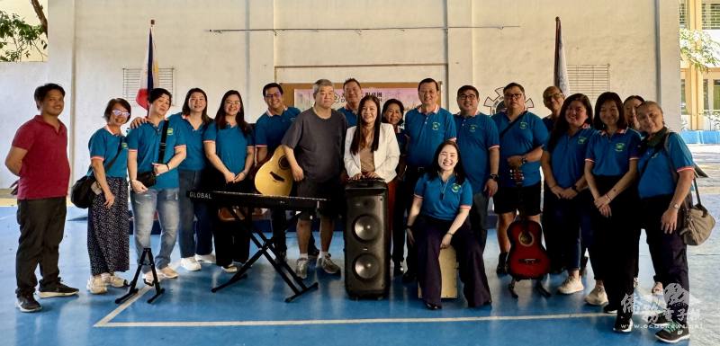 菲華青年服務團總團部理事長陳柏材僑務委員代表菲華青年服務團總團部移交一批電子鋼琴、吉他、箱鼓及音響設備予骨科醫院-特殊兒童學校代理校長Elinor T. Abella