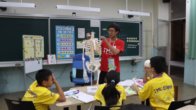 北醫醫學教育啟蒙服務隊辦理金門國小營隊