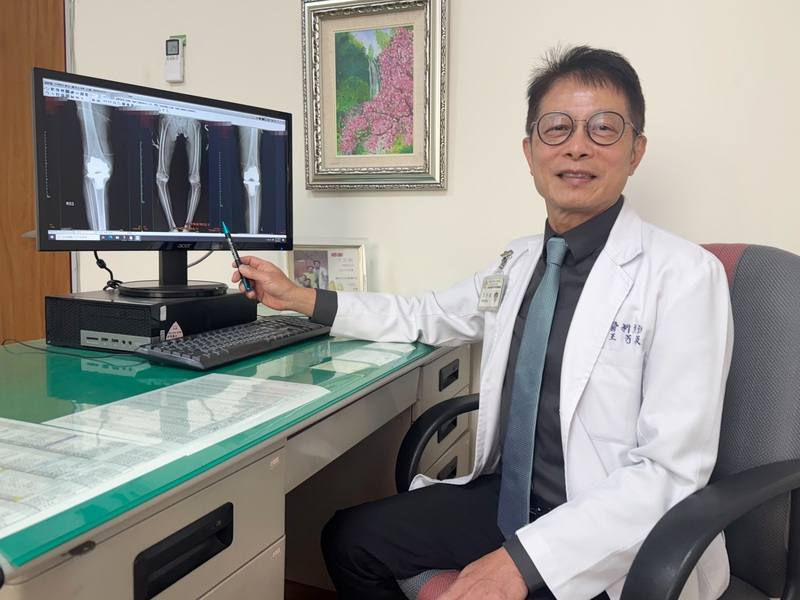 大甲李綜合醫院醫療副院長、骨科主治醫師王芳英（圖）指出，91歲陳姓阿嬤因罹患三高、心律不整，先治療心臟後，再進行人工膝關節置換手術，術後恢復良好