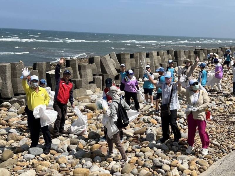 4月22日是世界地球日，林業及自然保育署新竹分署結合苗栗縣通霄鎮新埔國小、新埔社區發展協會，號召百餘名師生及居民合力淨灘。（林業及自然保育署新竹分署提供）