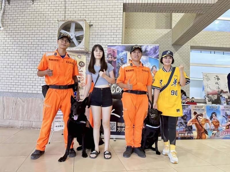 在花蓮港執行國際郵輪安檢任務及查緝毒品槍械重任的偵搜犬鐵諾 （左），值勤時冷靜沉著，守護國門，因已達服役年限，海巡署東部分署將於26日幫牠舉辦榮退儀式。 （海巡署東部分署提供）