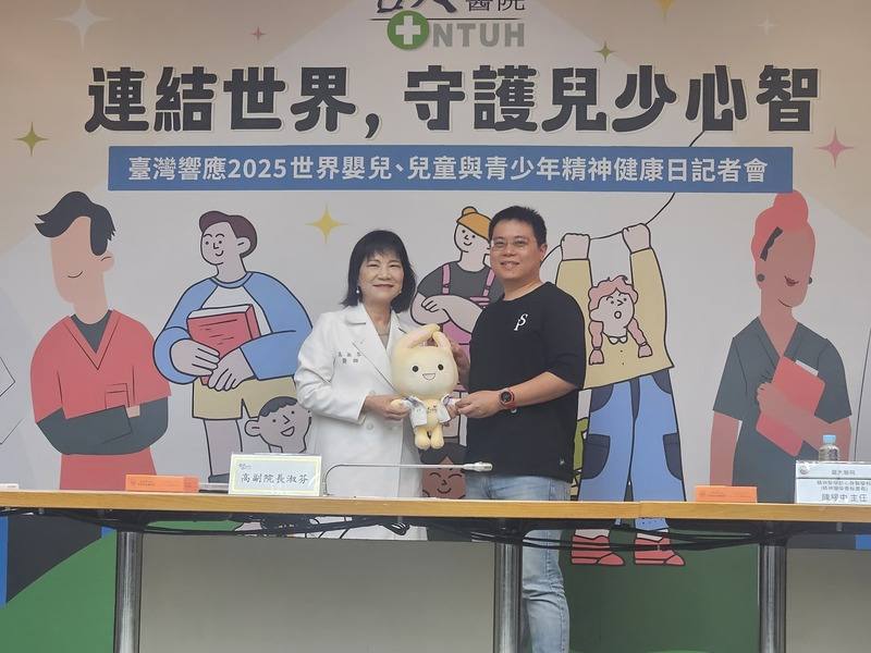 35歲的鄭中遠（右）曾是國小老師眼中頭痛人物，國中才確診為過動症，積極接受治療與特教資源協助後，他不僅考上第一志願建中，更一路挺進博士班，現投身於醫療AI的研發