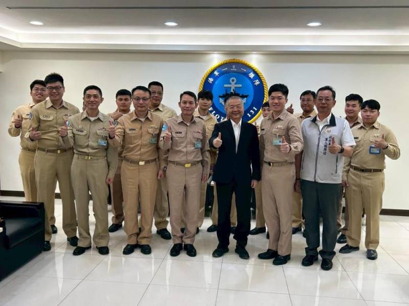 龍德造船廠董事長黃守真先生23日由新北市軍人服務站站長吳遠里陪同，前往131艦隊敬軍。（新北軍人服務站提供）