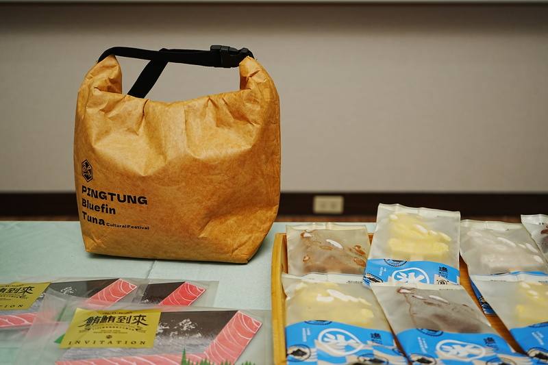 屏東黑鮪魚文化觀光季販售2025年限量紀念品「潮鮮袋」，以環保材質杜邦紙製作，活動期間至販售攤位出示大東港地區不限金額消費證明，可以現場優惠價新台幣199元帶回