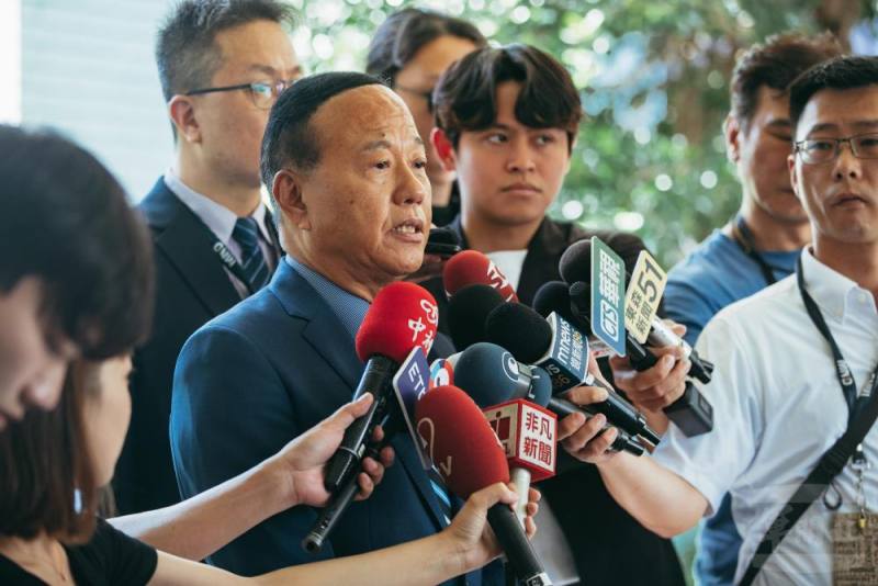 國防部副部長柏鴻輝於立法院接受備詢，在會議前接受媒體聯訪