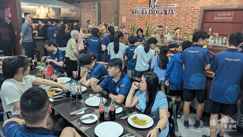頒獎晚宴上，由主辦單位安排道地巴拉圭烤肉及傳統美食，招待所有與會的球友及眷屬們