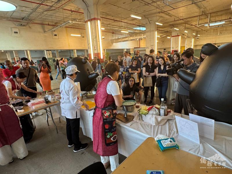 當地華媒到場採訪本次美食外交活動