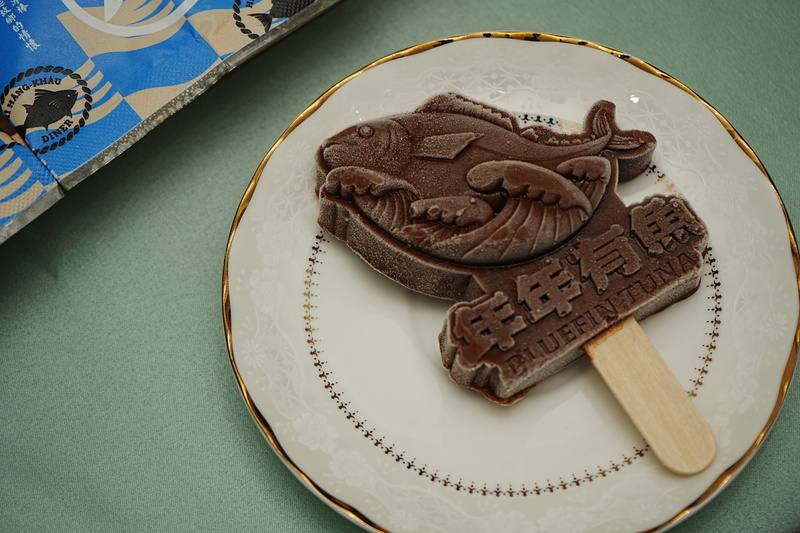 屏東黑鮪魚文化觀光季期間，東港候船室外販售鮪魚造型冰棒，有芒果、草莓、百香果、巧克力、多多及花生6種口味，1支新台幣65元、2支120元