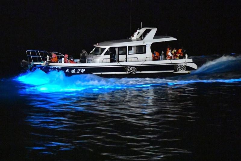 連江縣政府交通旅遊局指出，22日晚間起，包括南竿鄉、莒光鄉、北竿鄉等海岸皆有業者回報出現大量藍眼淚；其中，北竿有業者提供乘船出海欣賞藍眼淚，船隻划過水面時，能欣賞到藍色波光流轉美景。（張良衛提供）