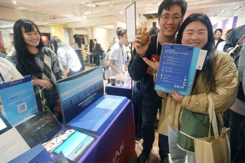 第3屆馬祖國際藝術島將從9月5日開展，主辦單位日前至韓國參加旅展，以縣府伴手禮品牌「馬祖好物」，向韓國民眾分享藝術島策展理念與馬祖美食風景。（馬祖國際藝術島辦公室提供）