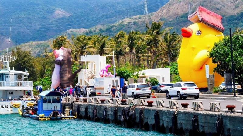 屏東車城看海美術館因工程暫停室內展覽，推出全戶外展「怪獸代班」，日前全員集合測試安裝，「擁抱貓」及「書鴨」在海口港海堤可愛就位。（屏東縣政府傳播暨國際事務處提供）