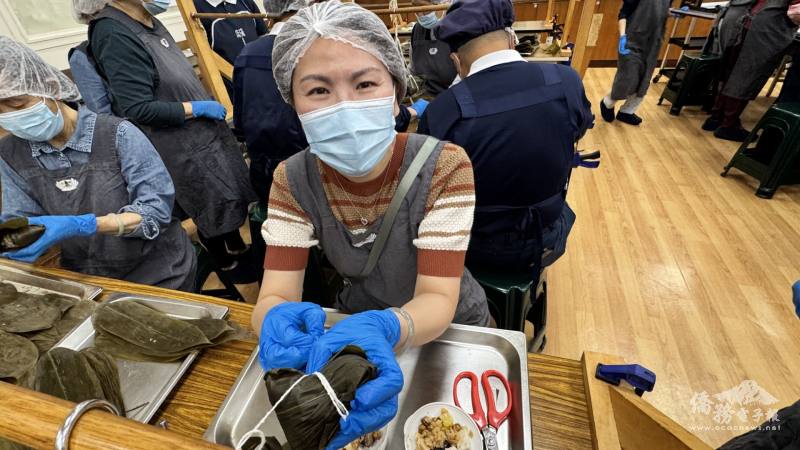 江佳慧與志工一起包粽遞愛