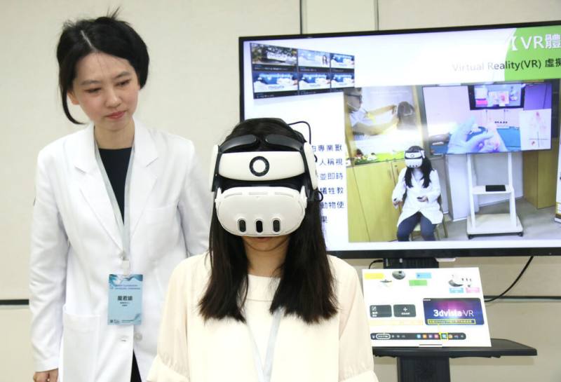 陽明交大啟用「3R智慧教室」，導入VR系統與360度虛擬導覽，並以第一人稱視角設計教材，讓參與者可體驗對小鼠進行尾靜脈注射等專業教材。（陽明交大提供）