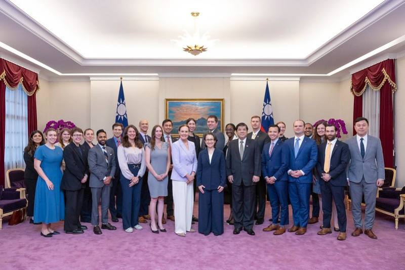 副總統與「新美國安全中心（CNAS）下一世代國安領袖計畫（NextGen）訪問團」合影