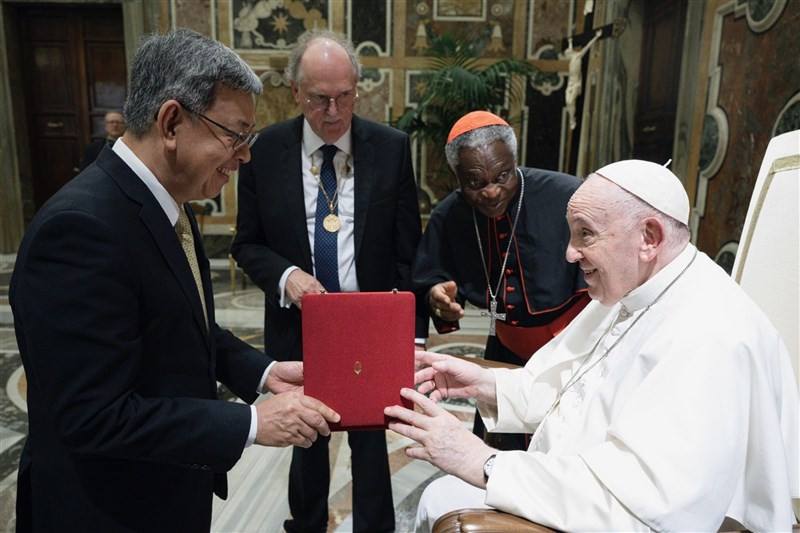 Former Vice President Chen Chien-jen (left) and Pope Francis (right). File photo courtesy of the Embassy of the Republic of China (Taiwan) to the Holy See Sept. 11, 2022