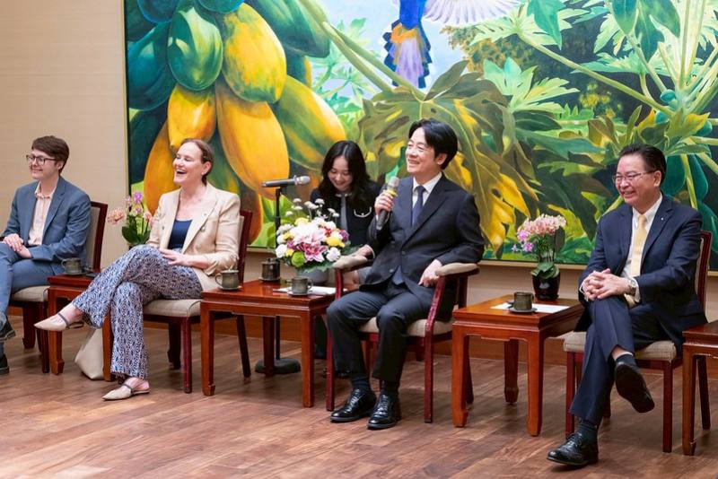 President Lai exchanges views with a delegation of the NextGen program run by the US Center for a New American Security.