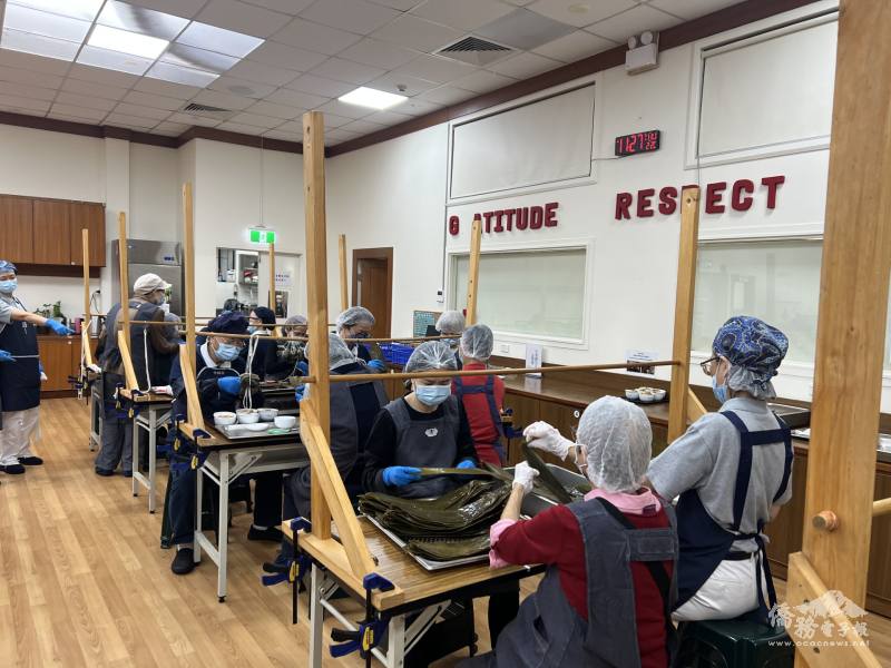 志工群透過包粽義賣援助緬甸災後重建